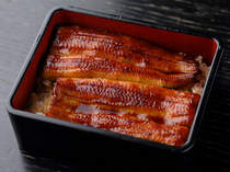 鰻魚　駒形　前川　總店_在柔嫩的鰻魚上淋上秘製醬汁的「烤鰻魚蓋飯」
