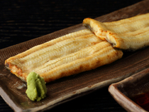 鰻魚　駒形　前川　總店_可享受到鰻魚本身的鮮美味道。蘸著芥末醬油吃的「清烤鰻魚」