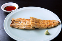 鰻魚 藤田 白金台店_用備長炭慢慢烤製是濱松式烹飪法。香味更加濃郁的「清烤鰻魚」