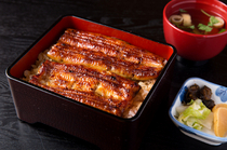 鰻魚 藤田 白金台店_口感清甜。用備長炭烤製的香濃的「烤鰻魚蓋飯（山）」