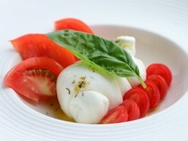 SABATINI di Firenze 大丸東京店_濃郁的起司與番茄非常搭配的「全顆莫札瑞拉起司番茄沙拉」