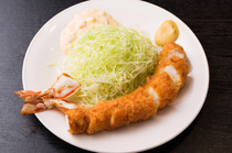 SUGI田_輕薄麵衣包裹著彈牙的蝦肉，佐店家自製塔塔醬的『炸蝦』