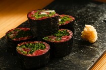肉屋雪月花NAGOYA_用和牛的赤肉和撒上各種調味料，再以國產海苔包裹的"海苔卷"