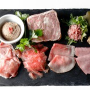 Grilled Aging・Beef TOKYO新宿三丁目店_熟成和牛熟食拼盤