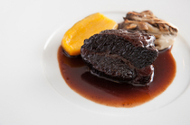Virbius餐廳_可品嚐到紅酒與牛肉美味凝縮其中的『紅酒煮國產牛頰肉』