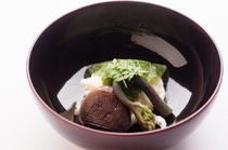 懐石料理 花O_將擁有豐富風味的白魚肉丸以櫻花葉包裹的『煮物椀』