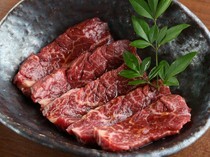 熟成內臟・山形牛 炭火燒肉 牛語_擁有紅肉獨特的濃郁風味，進一步突顯了肉的美味的「內橫隔膜肉」