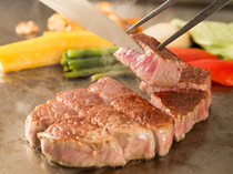 鐵板焼　銀明翠　GINZA_將A5和牛在眼前用鐵板煎的『特選黑毛和牛 菲力牛排』　※套餐料理的一品。