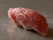 鮨  五德_注重香氣和口感所選擇近海的鮪魚「中Toro」