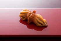 照壽司_肉質肥嫩厚實，入口充滿濃厚鮮味，產於豐前海的『赤貝』