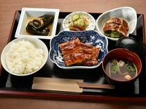 土井活鰻_品嚐使用各種烹調法製作鰻魚料理的『鰻魚飯定食』