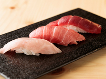 築地 舉母鮨_壽司店的“華麗”、鮪魚的鮮美融為一體的『鮪魚握壽司』