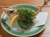 居酒屋 Marusa本店_生海草包裹著炸製的雙帶烏尾鮗「海藻卷炸烏尾鮗」