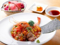 築地BON・MARCHE_使用豐富多樣的季節性海鮮製成的「義式海鮮散壽司」