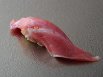 壽司 永吉_魚貝材料和白米飯的比例非常絕妙。直接從築地送來的天然鮪魚味道濃厚的『TORO』