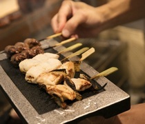 雞宮川　赤坂Intercity AIR_用備長炭烤製而成的老字號味道“烤雞肉串5根什錦拼盤”