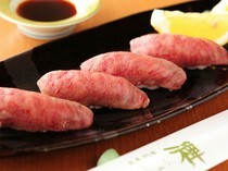 涮禪 神樂坂店_可盡情享受牛肉和壽司飯融為一體的「炙烤嚴選黑毛和牛壽司（握壽司）」