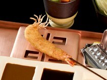 京串  六波羅　_當季的蘆筍結合了肉的鮮味，結合出絕妙的頂級搭配「蘆筍」