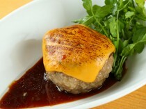 肉酒吧SHOUTAIAN　澀谷店_有著幾乎能直接吞下去的柔嫩口感『可飲用漢堡肉　燻製醬油起司』