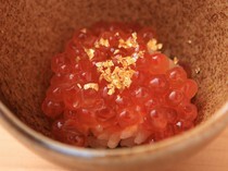 壽司割烹空海_用高湯醃製的鮭魚卵與紅醋飯完美搭配的「鮭魚卵小丼飯 上撒柚子和金箔」