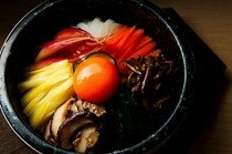 雪月花　tanakasatoru_使用國產有機栽培的蔬菜和精心挑選的食材製作的「石鍋韓式拌飯」