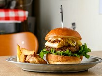 Craft Burger＆Grill Jiro_風味濃郁、口感豐富，並且搭配大量蔥的「千住蔥漢堡」
