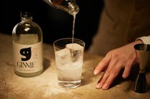 LOW-NON-BAR_由開發無酒精琴酒「GINNIE」的旗艦店所製作的「琴通寧」