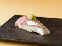 壽司 NAWO㐂_「竹筴魚」：肉質緊緻富彈性，雖是常見的魚卻有著極致美味。