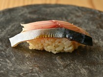 壽司 Onikai_鎖住魚的豐富鮮味的「醬油醃當季鮮魚　煙燻」