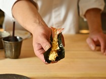 壽司 Onikai_用壽司飯和海苔輕輕包住天婦羅的「炸蝦海苔捲」