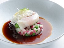 南青山　Essence_僅僅在食材上多增添一抹色彩工法的「Sasue前田直送 金目鯛的廣東風蔥薑蒸魚」