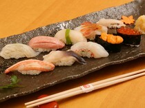 壽司店 根Gami_使用新鮮北海道產食材做成繽紛豐富的拼盤「特選握壽司」