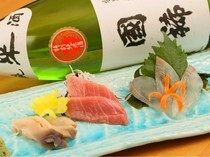 壽司店 根Gami_與日本酒超搭配。嚴選鮮度超群的海產的「生魚片拼盤」