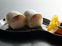 酒餚 大阪饅福堂_用富含油脂的季節鮮魚製作的經典料理「棒壽司」