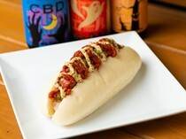 CRAFT BEER工房 新宿 ALE_口感綿密的生帕尼尼凸顯出香腸美味的「熱狗」