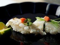 壽司割烹喜成_因為新鮮所以味道濃厚。盡享冬天味覺的代名詞---「河豚」的『河豚握壽司2種』