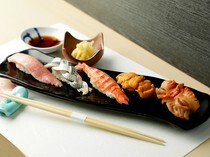 壽司割烹喜成_包括常規或季節性的海鮮，有很多當季的鮮魚。可以品嚐到當天特別推薦的『主廚握壽司5種』