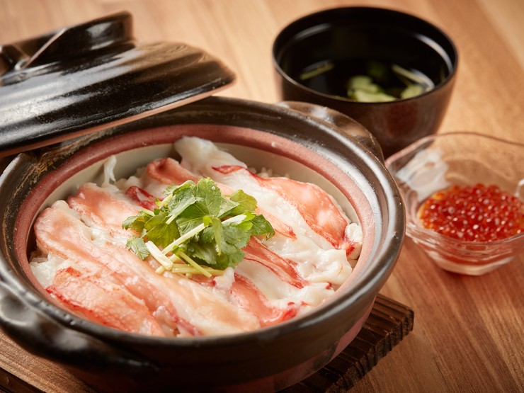 越前_大量使用新鮮螃蟹的奢侈料理「螃蟹餐廳獨家蟹肉鮭魚卵煲仔飯」
