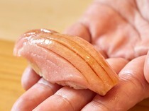 壽司 練磨_油花細膩，醞釀出深層口味的「鮪魚」