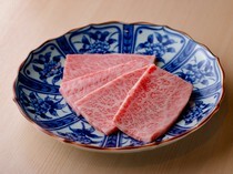燒肉  神田精肉店_瘦肉與油脂的分布均衡，可以充分享受牛肉本身甜味和鮮味「黑毛和牛A5上等牛五花」