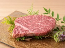 神戶BEEF燒肉 加虎_極度珍貴的部位。厚切牛排肉，切成易於料理和享用的尺寸「夏多布里昂」