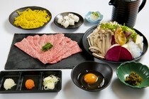 涮羊羔肉金之目 六本木店_用特製壽喜燒醬汁享用最高等級和牛的「米澤牛壽喜燒」