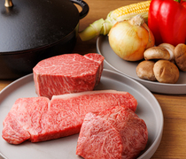 Amusez-vous_可從里肌肉、臀肉、腿肉挑選喜歡的部位品嚐，肉的芳醇口味會擴散開來的「松阪牛母牛鐵鍋」