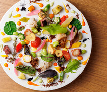 Amusez-vous_能品嚐多采多姿的烹製法製作的當季蔬菜與海鮮的「蔬菜海鮮沙拉」
