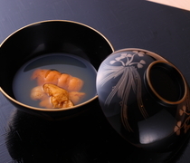 壽司 甚江_為美味餐點揭開序幕的料理「海膽蛤蜊湯」（30,000日圓主廚套餐其中一道）