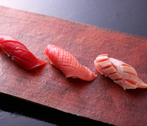 壽司 甚江_以產地直送鮮魚為首，精心挑選豐洲市場時令鮮魚製成的「握壽司」（所有套餐中都附帶的一道）