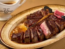Peter Luger Steak House Tokyo_使用超過500℃的特殊烤箱整盤烘烤的「USDA特級牛 乾式熟成牛排」