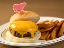Peter Luger Steak House Tokyo_

充分享受肉餅鮮味的一道菜肴「Luger漢堡 炸薯條&切片洋蔥」

