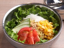 旭川成吉思汗  大黑屋  吉祥寺店_盡情品嘗北海道獨特的特色美食的「拉麵沙拉」