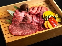 肉  久茂地_用五感來品嚐牛肉本來卓越的肉質的「本日精選拼盤」